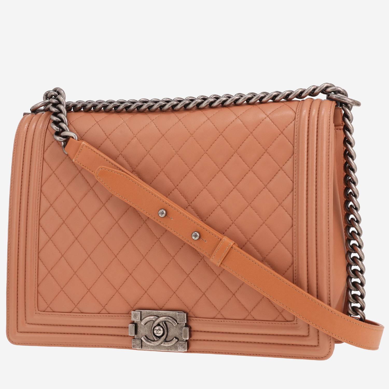 Sac à main Chanel Boy grand modèle en cuir matelassé beige-rosé Sac à main Chanel Boy grand modèle en cuir matelassé beige-rosé